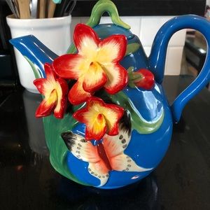 Pier 1 3D 6 cup teapot NWT